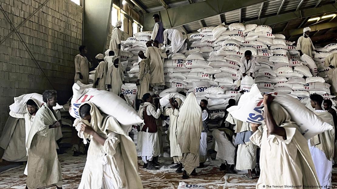 Eine Getreide-Lieferung des Welternährungsprogramms wird in Port Sudan zu Lastwagen gebracht, die anschließend die Hilfsgüter in Sudans Hauptstadt Khartum bringen sollen 