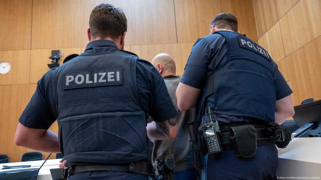 Policët shoqërojnë personin e dyshuar në sallën e gjyqit