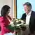 Der bisherige Bundeswirtschaftsminister Robert Habeck von den Grünen überreicht seiner Nachfolgerin Katherina Reiche einen Blumenstrauß, beide lächeln