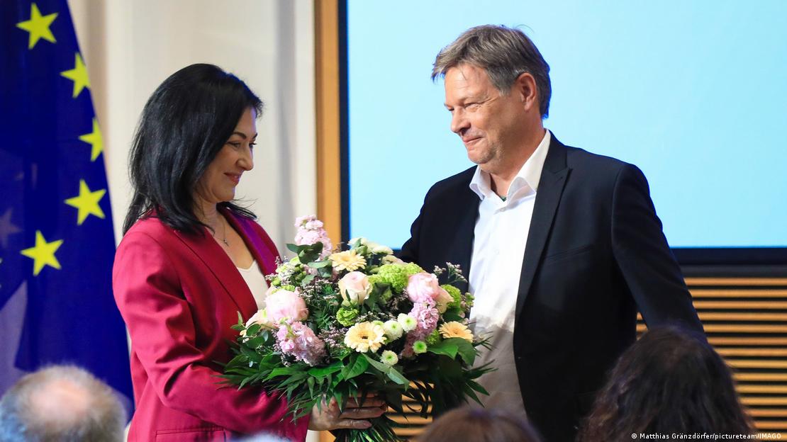Der scheidende Bundeswirtschaftsminister Robert Habeck übergibt einen Blumenstrauß an seine Amtsnachfolgerin Katherina Reiche