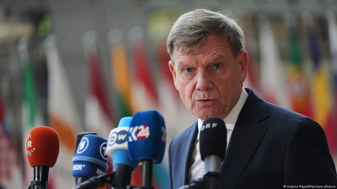 Johann Wadephul falando em microfones