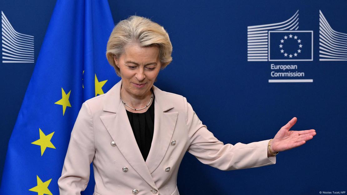 Presidentja e Komisionit Evropian, Ursula von der Leyen para flamurit të BE me vështrimin ulur e duke treguar me dorë