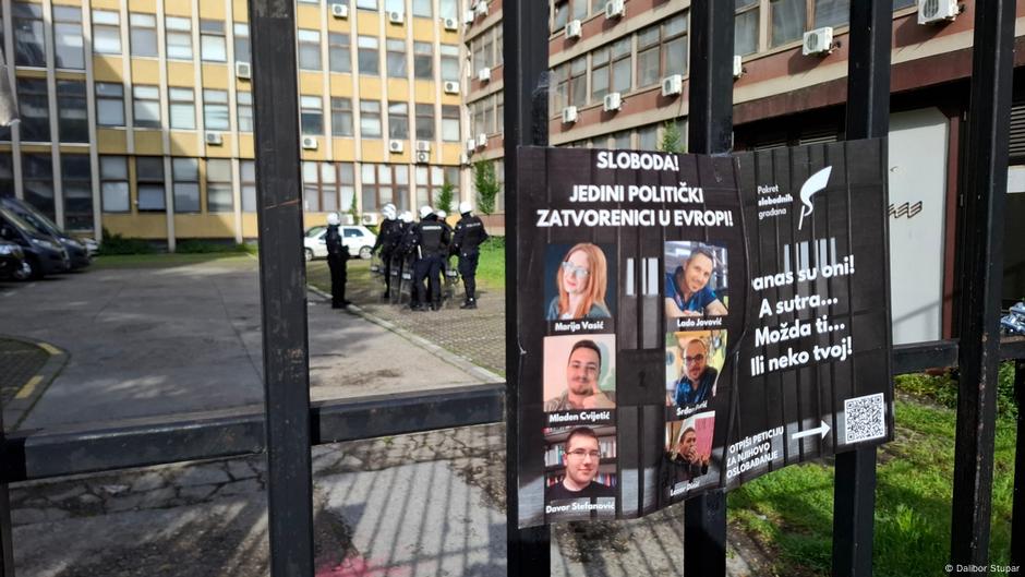 Plakat sa fotografijama optuženih aktivista
