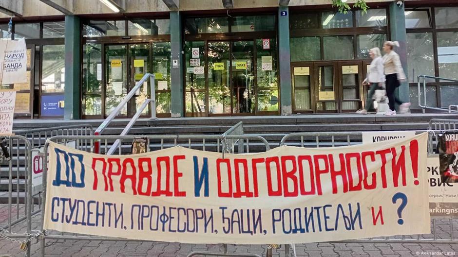 Plakat ispred suda u Novom Sadu