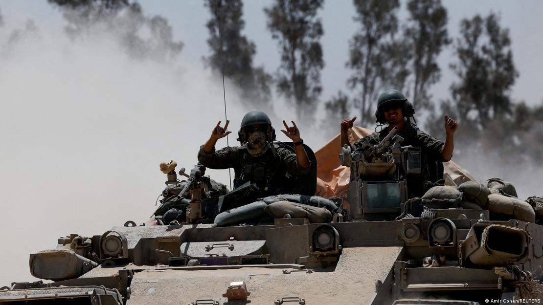 Soldados israelíes sobre un tanque. Soldados israelíes sobre un tanque.