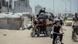 Palestinos desplazados cargan sus pertenecias en bicicletas, motocicletas y otros viejos vehículos. Palestinos desplazados cargan sus pertenecias en bicicletas, motocicletas y otros viejos vehículos.