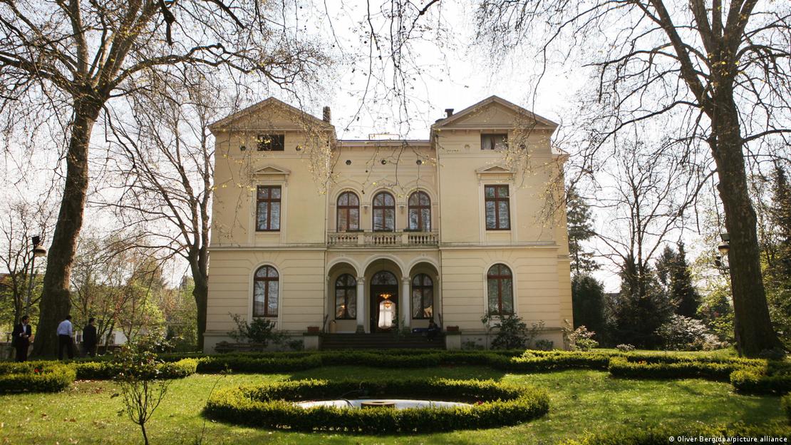 Köln'deki Hahnenburg Villası'nın dış görünümü Köln'deki Hahnenburg Villası'nın dış görünümü