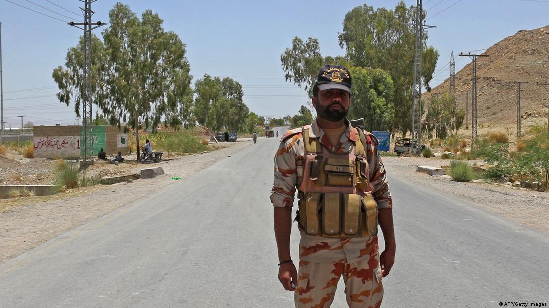 خضدار میں تعینات ایک سکیورٹی اہلکار، جہاں مئی میں ایک اسکول بس پر حملے میں کم از کم چار بچے ہلاک اور تیس سے زائد زخمی ہوئے 