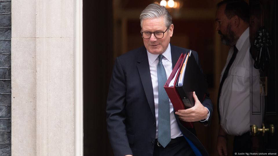 Keir Starmer, primer ministro de Reino Unido, camino a la sesión de preguntas en el Parlamento. Keir Starmer, primer ministro de Reino Unido, camino a la sesión de preguntas en el Parlamento.