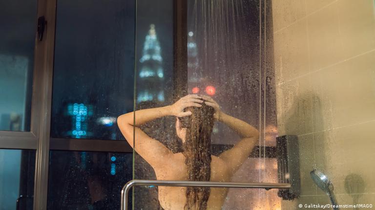Es mejor ducharse de día o de noche? La ciencia responde – DW – 21/05/2025