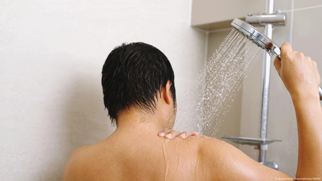 Un estudio microbiológico reveló que la ducha por la mañana eliminó células muertas y bacterias acumuladas durante las horas de sueño. Un estudio microbiológico reveló que la ducha por la mañana eliminó células muertas y bacterias acumuladas durante las horas de sueño.