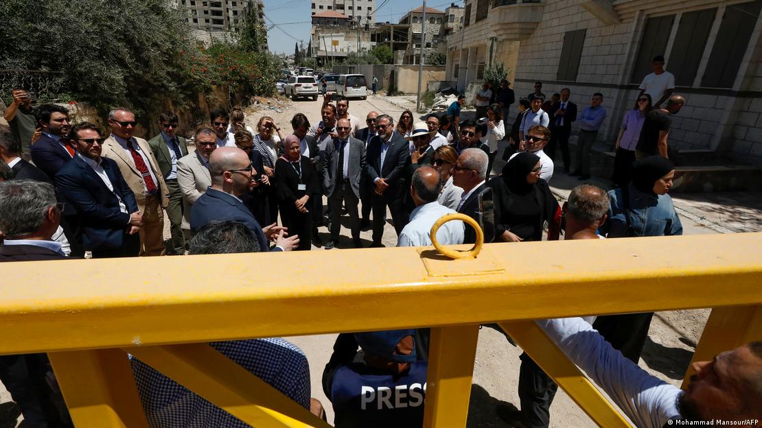 Diplomatlardan oluşan heyet Cenin Mülteci Kampı önünde beklerken.