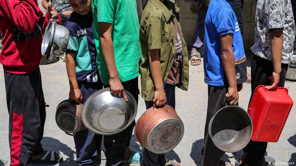 کودکان فلسطینی در انتظار دریافت خوراک