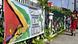 Transeúntes frente a una pancarta desplegada en Georgetown, que asegura que el Esequibo es de Guyana (enero, 2024). Transeúntes frente a una pancarta desplegada en Georgetown, que asegura que el Esequibo es de Guyana (enero, 2024).