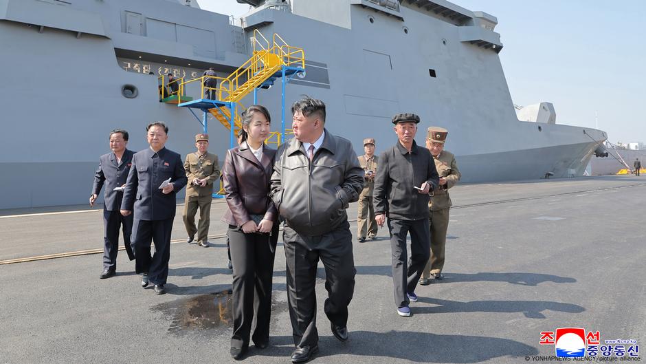 North Korea warship reportedly damaged during launch – DW – 05/22/2025