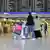拖著行李的旅客在法蘭克福機場內