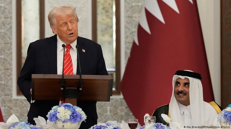 دونالد ترامپ (چپ) در هنگام دیدار با امیر قطر (راست) - دوحه، ۱۴ مه ۲۰۲۵