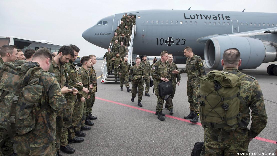 Soldados alemães desembarcam de avião das Forças Armadas; foto de 6 de abril de 2016