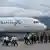 Costa Rica, San José, febrero de 2025 | Fuerzas de seguridad junto a un avión con migrantes asiáticos y africanos deportados de EE. UU. a Costa Rica.