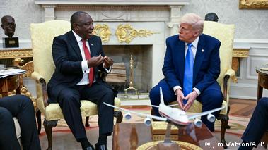 El presidente estadounidense Donald Trump (derecha en la imagen) confrontó a su homólogo sudafricano Cyril Ramaphosa con afirmaciones de que los sudafricanos blancos están sufriendo un genocidio.