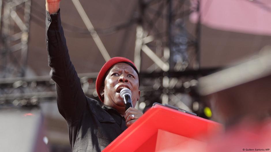 Južnoafrički političar Džulijus Malema izbačen je iz vladajuće stranke ANK 2012. godine, a više puta je udaljavan i iz parlamenta zbog svojih nasilnih i uvredljivih izjava