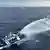 En esta imagen de archivo tomada de un video proporcionado por la Fuerza de Tarea Nacional para el Mar de Filipinas Occidental (NTF-WPS), un buque de la guardia costera china, a la derecha, dispara un potente cañón de agua contra un buque de la oficina de pesca filipina cerca de un banco de arena en disputa en el Mar de China Meridional, el miércoles 4 de diciembre de 2024.