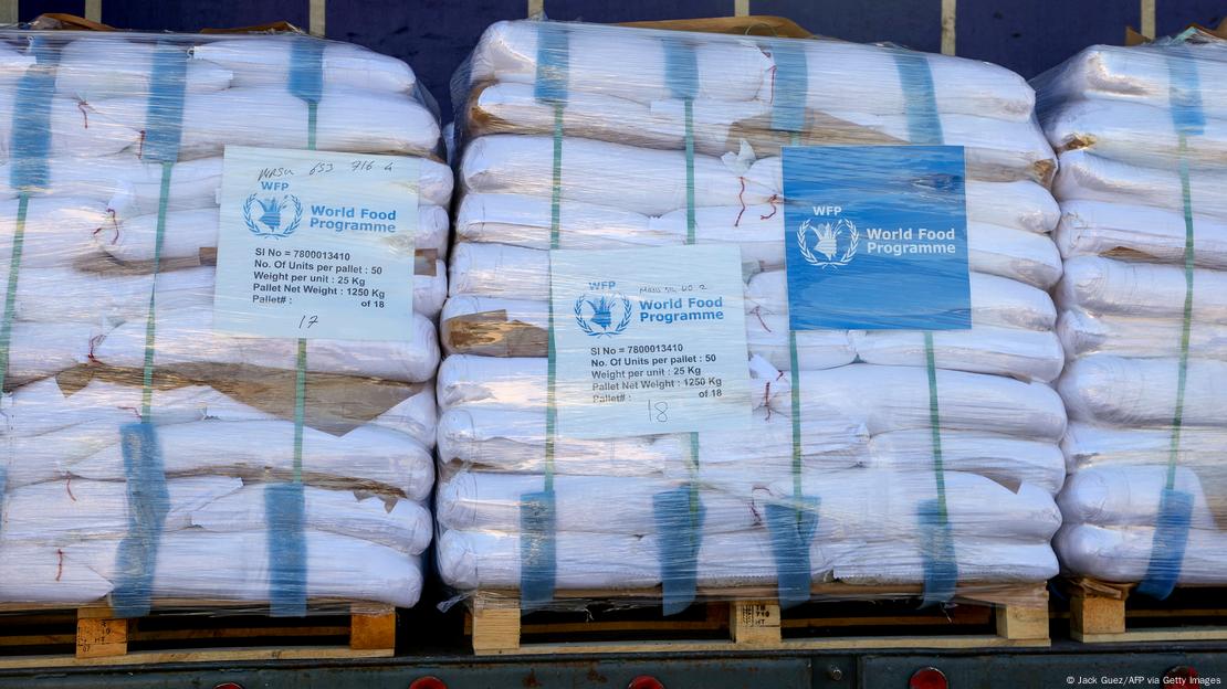 Sacos brancos em carregamento de caminhão com etiquetas do Programa Mundial de Alimentos