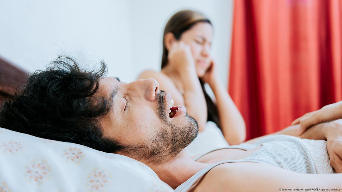 El "mouth taping" promete reducir los ronquidos, pero los científicos advierten que puede generar riesgos en personas con congestión nasal. El "mouth taping" promete reducir los ronquidos, pero los científicos advierten que puede generar riesgos en personas con congestión nasal.