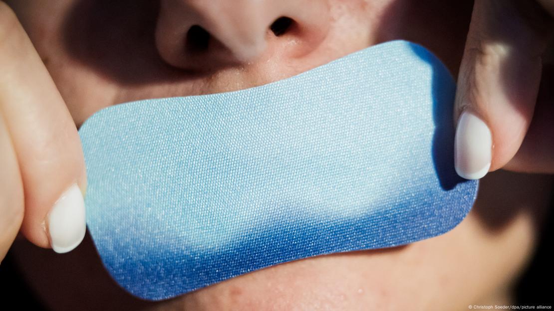 Según los expertos, las máquinas CPAP han demostrado mayor eficacia científica que el mouth taping para tratar la apnea del sueño. Según los expertos, las máquinas CPAP han demostrado mayor eficacia científica que el mouth taping para tratar la apnea del sueño.