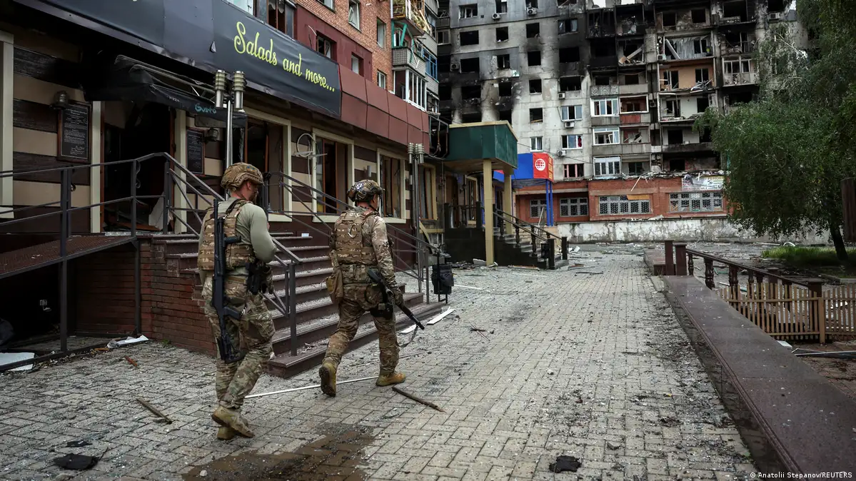 Xotinlar erining qollarini silkitmoqda (giflar)