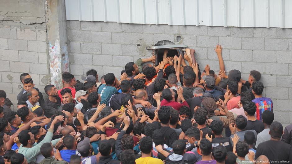 مساعدات تتعرض للنهب وغوتيريش يندد بـ"الفترة الأكثر وحشية" في حرب غزة