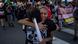 Marcha conmemorativa en Los Ángeles por George Floyd, asesinado por un policía.