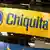 Deutschland Berlin | Fruit Logistica Messe | Ein Stand von Chiquita auf der Fruit Logistica in Berlin mit dem Unternehmensnamen in blauer Schrift auf gelbem Grund (08.02.2023)