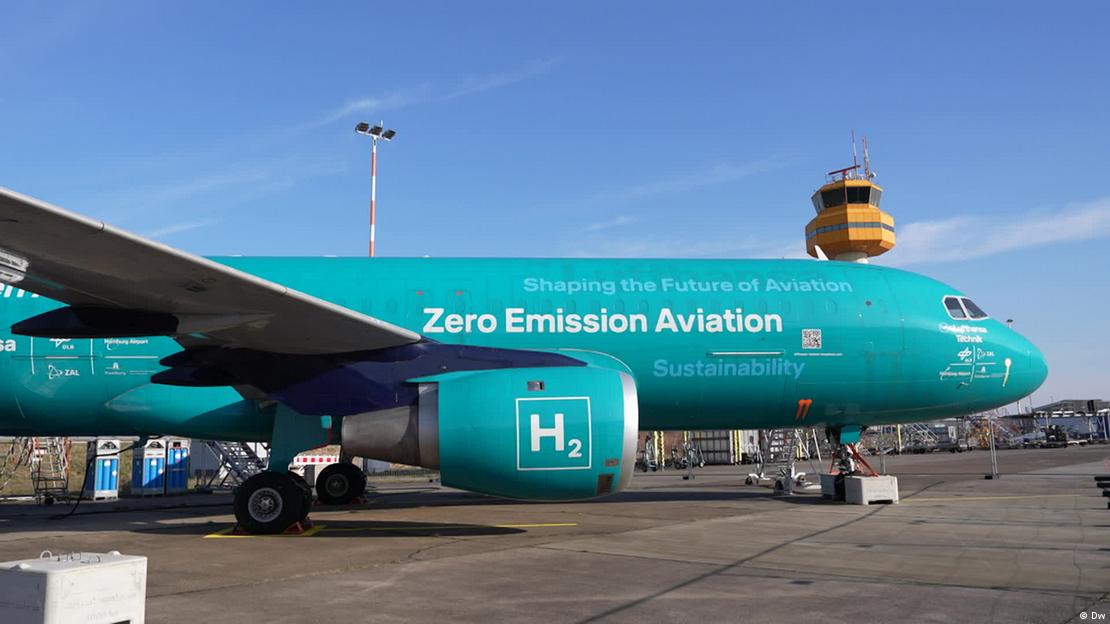 Avião verde em pista de aeroporto com escrita "zero emission aviation"
