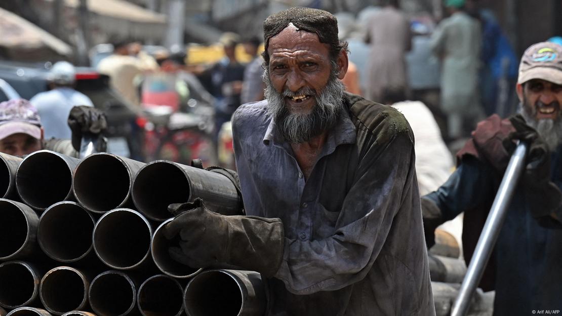لاہور میں تپتی دھوپ میں کام کرنے والا ایک معمر مزدور لاہور میں تپتی دھوپ میں کام کرنے والا ایک معمر مزدور