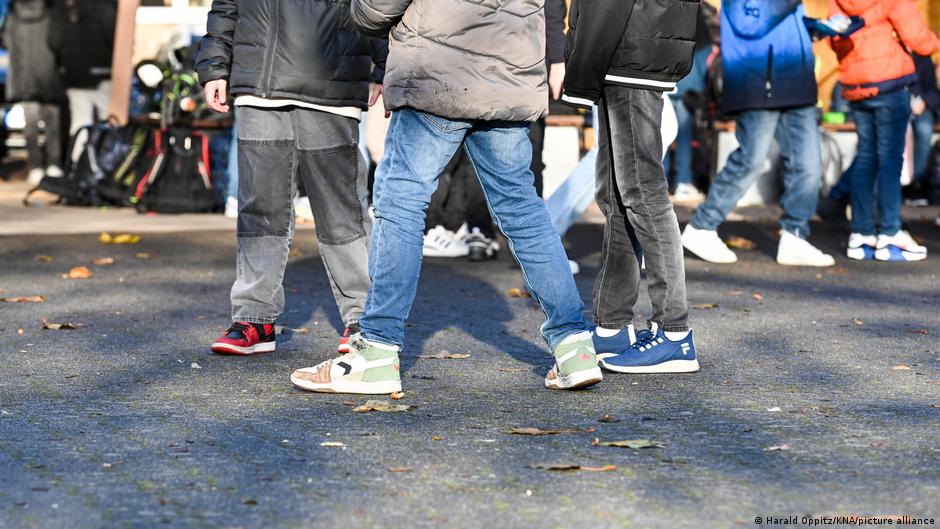 Yapılan bir araştırmaya göre Almanya'da her okul sınıfında en az 1 çocuk; öğretmenler, okul çalışanları ya da diğer öğrenciler tarafından cinsel şiddete maruz kalıyor