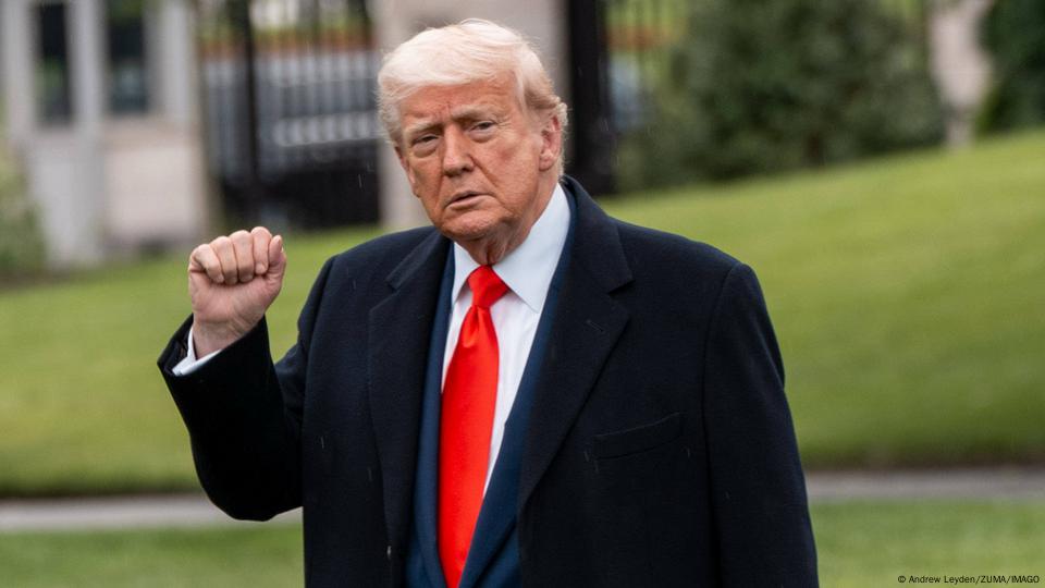 El presidente estadounidense, Donald Trump, con el puño levantado. El presidente estadounidense, Donald Trump, con el puño levantado.