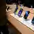 美国纽约的一家苹果商店展示最新的iPhone