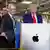 El director ejecutivo de Apple, Tim Cook (izq.) junto al presidente Donald Trump. (20.11.2019)