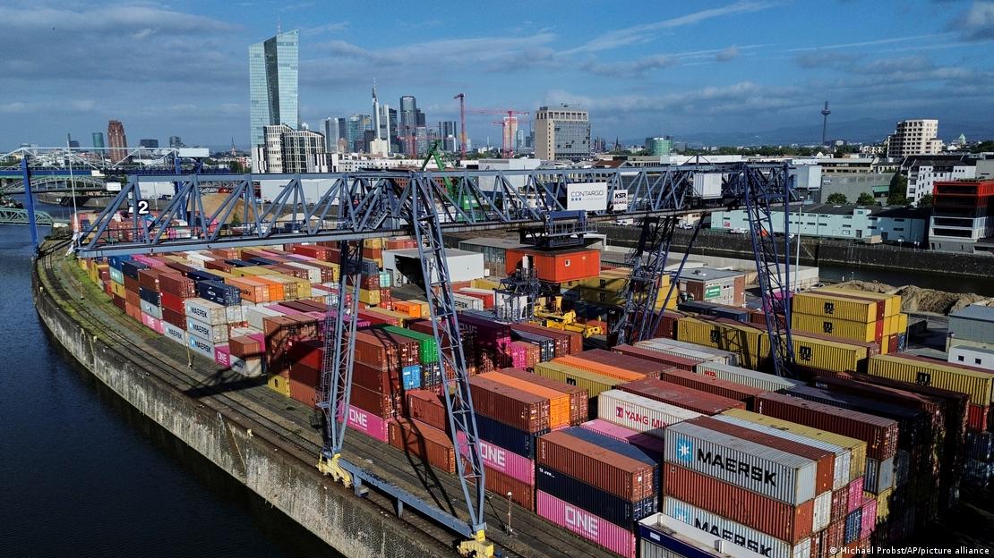Vista aérea de contêineres empilhados no terminal de carga de Frankfurt