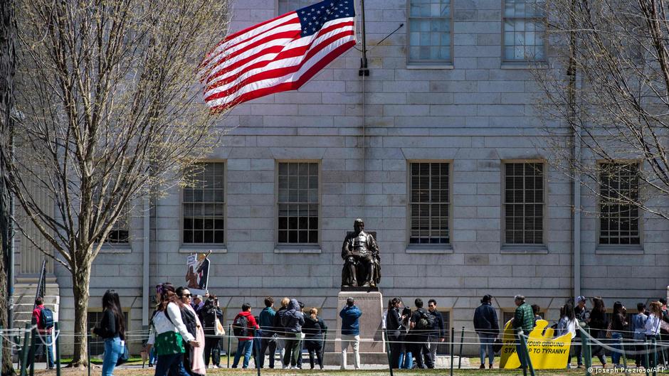 Jueza suspende veto de estudiantes extranjeros en Harvard – DW – 23/05/2025