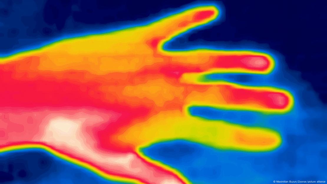 Nanopartículas en las lentes convirtieron longitudes infrarrojas específicas en colores visibles: azul, verde y rojo. En la foto, gestos de la mano captados con una cámara termográfica. (Foto de referencia)