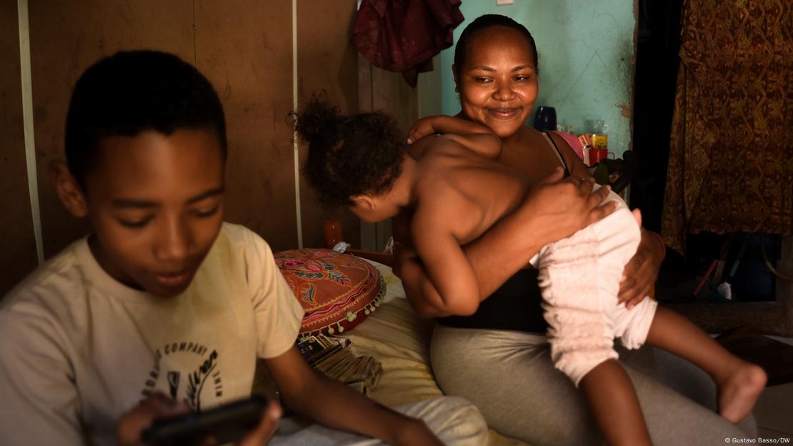 Liedivânia Domingas na casa em que mora com os dois filhos Liedivânia Domingas na casa em que mora com os dois filhos