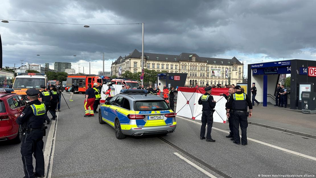 Policiais e vitauras em uma rua