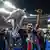 El defensa brasileño Marquinhos del Paris Saint-Germain celebra con el trofeo después de ganar la final de la Copa de Francia.