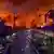 Bomberos ucranianos intentan apagar las llamas de una casa que se incendia tras un nuevo bombardeo del régimen ruso contra infraestructura civil.