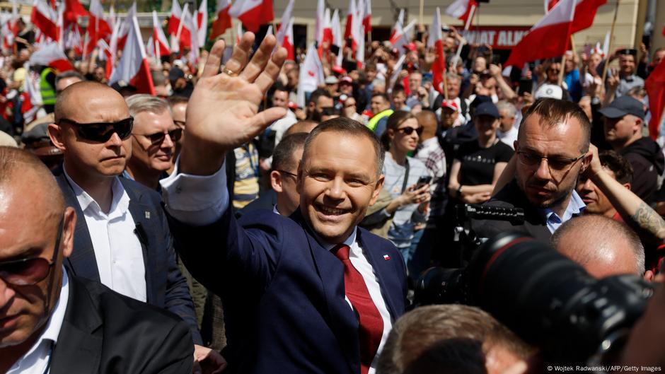 Predsednički kandidat Karol Navrocki maše pristalicama u Varšavi