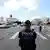 Un policía municipal dirige el tráfico en Cannes, sur de Francia.
