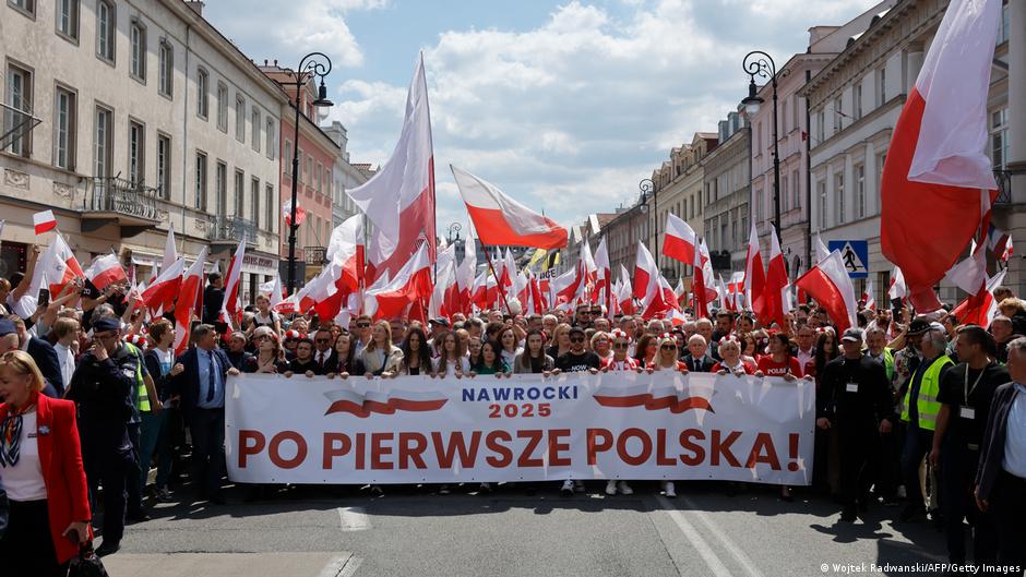 Predizborni skup za poljskog predsedničkog kandidata Karola Navrockog 1. juna 2025. u Varšavi, na transparentu je pisalo: „Poljska na prvom mestu!“