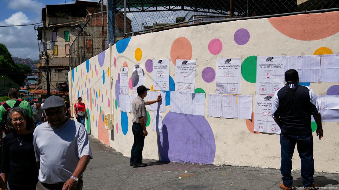 Electores revisan las listas en las afueras de un centro de votación en Caracas. Electores revisan las listas en las afueras de un centro de votación en Caracas.